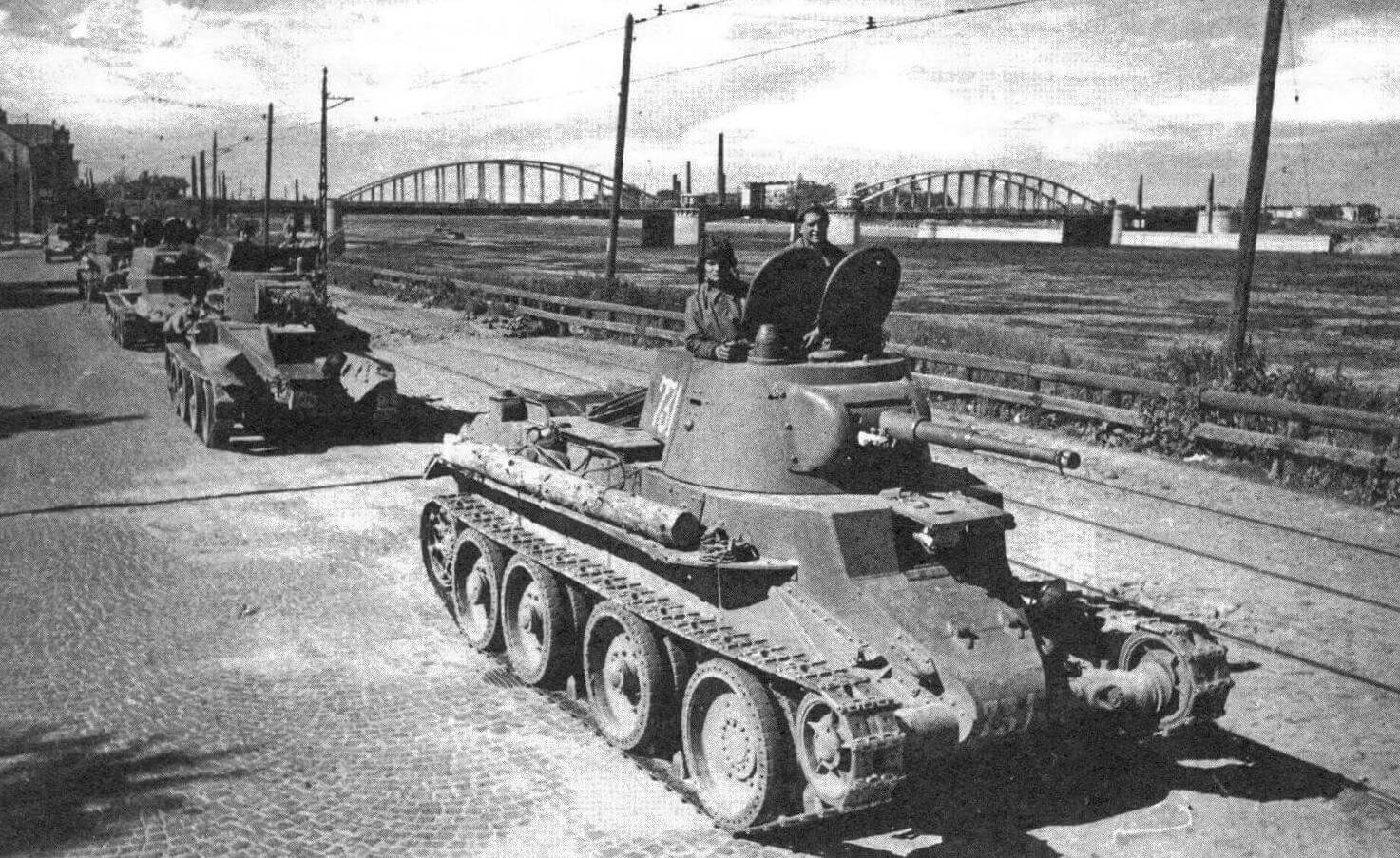 БТ-7 и БТ-5 направляются на передовую. Ленинград, сентябрь 1943 года