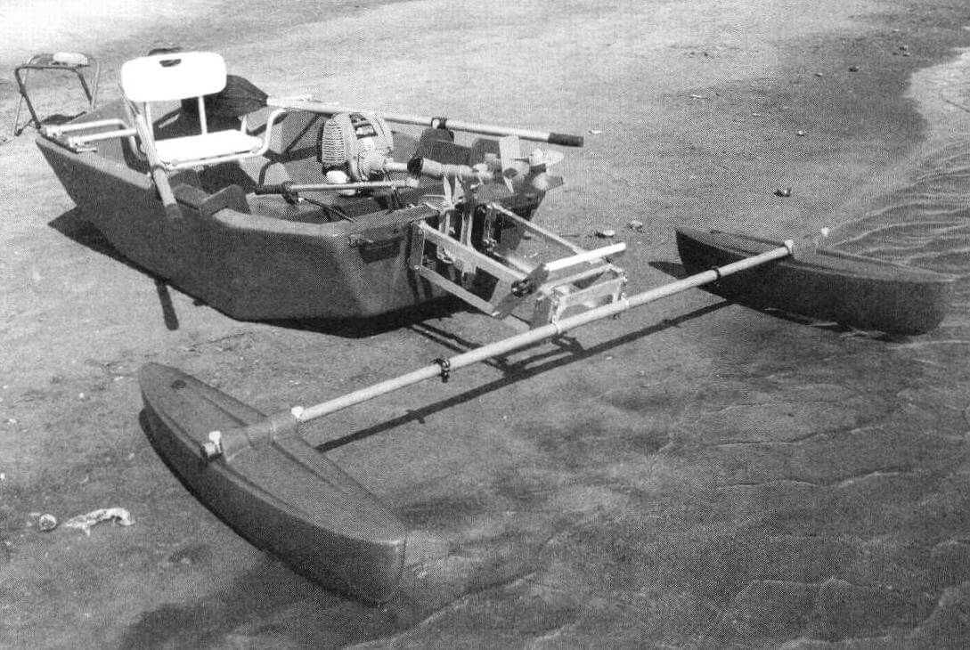 Лодка с кормовыми поплавками-аутригерами на выносном регулируемом кронштейне и мотором мощностью 1 л.с.