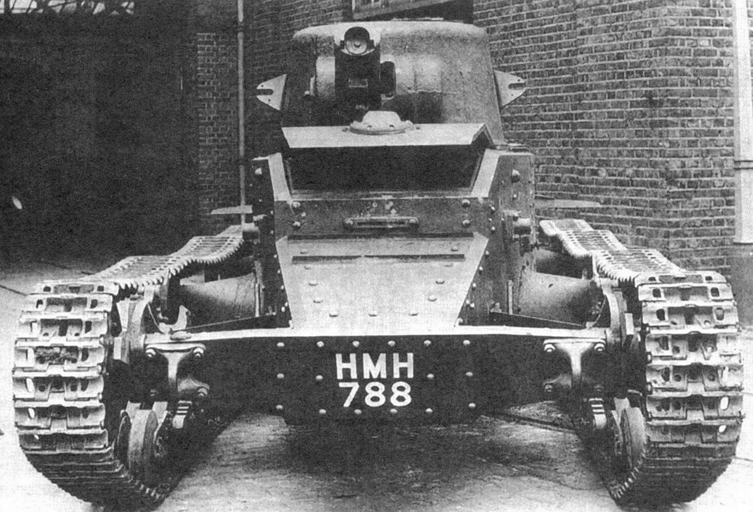 Первый серийный пехотный танк «Матильда I». Характерные «уши» на бортах башни -кронштейны крепления дымовых гранатометов