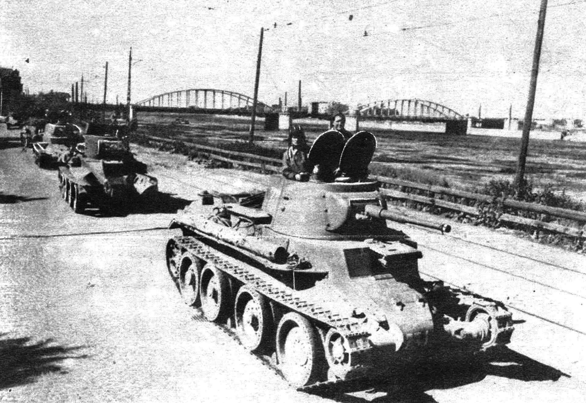 Танки БТ-7 направляются на фронт. Ленинград, весна 1943 года. (Российский государственный архив кинофотодокументов.)