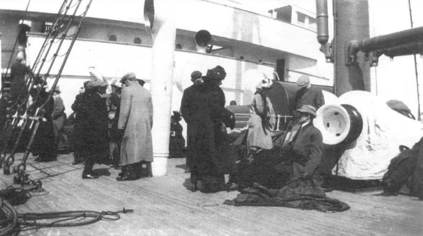 Спасшиеся при гибели «Титаника» люди на палубе «Карпатии»