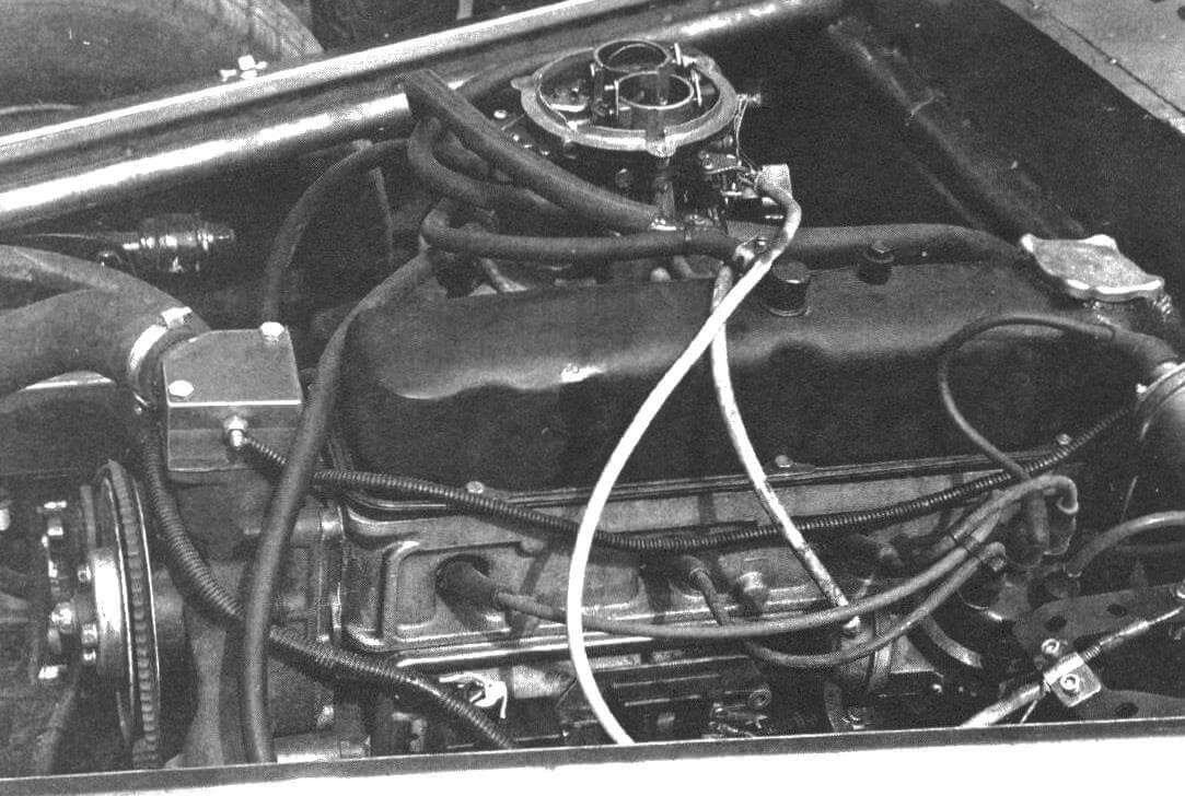 Под капотом установлен двигатель ЗМЗ-402, для уменьшения высоты маслоналивная горловина смещена назад
