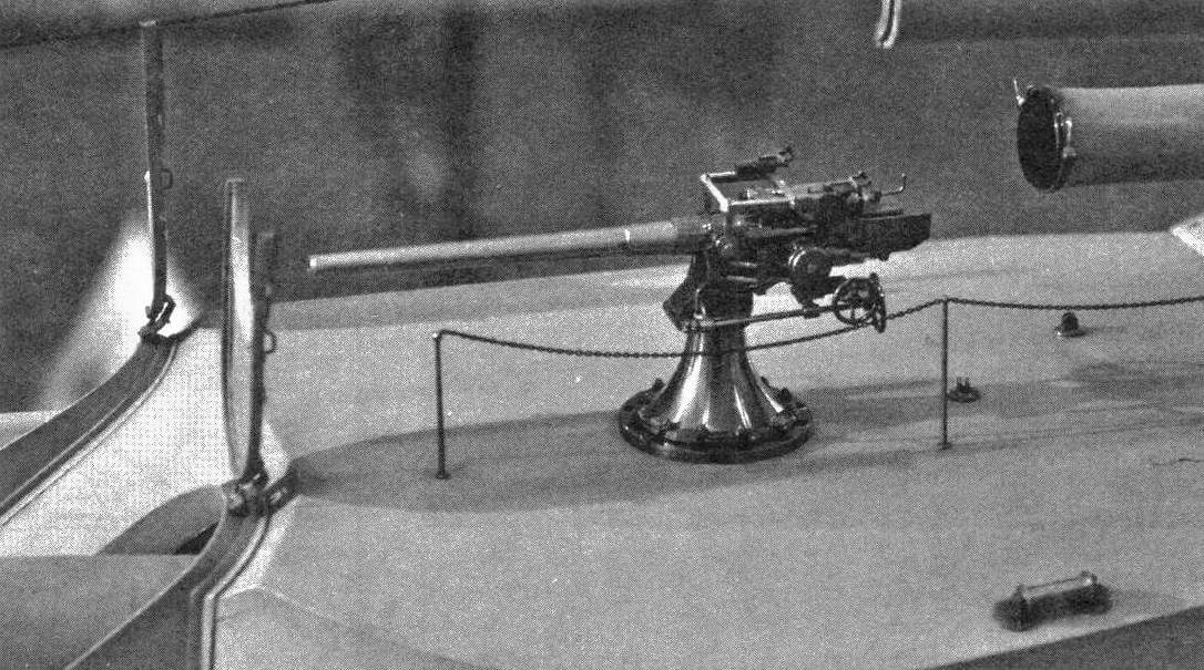 Практическое 66-мм орудие на крыше башни № 1