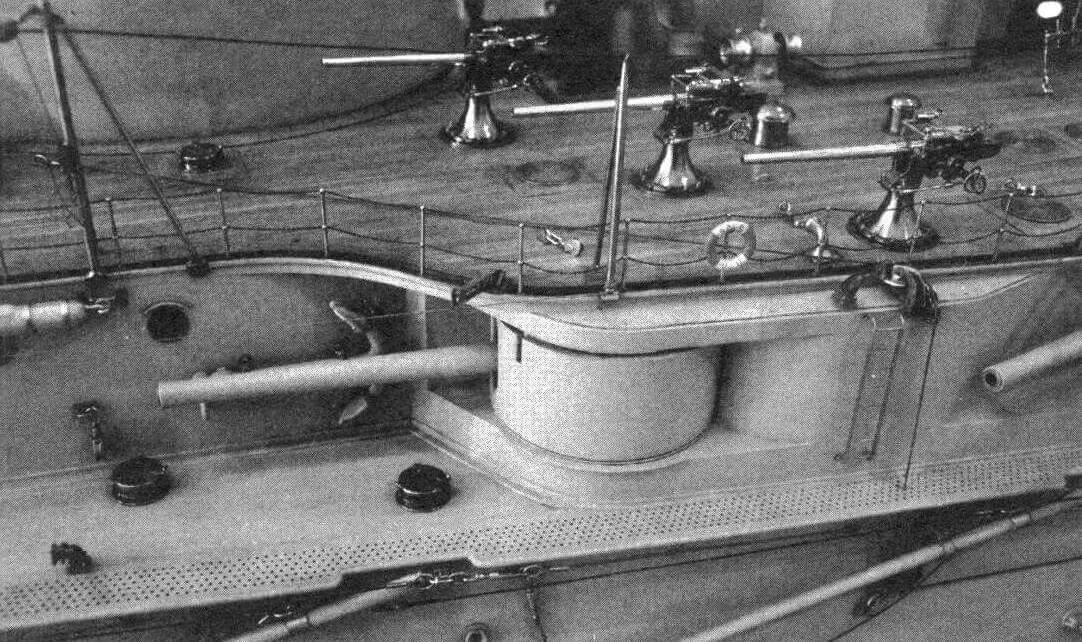 150-мм казематное орудие и противоминные 66-мм пушки на верхней палубе