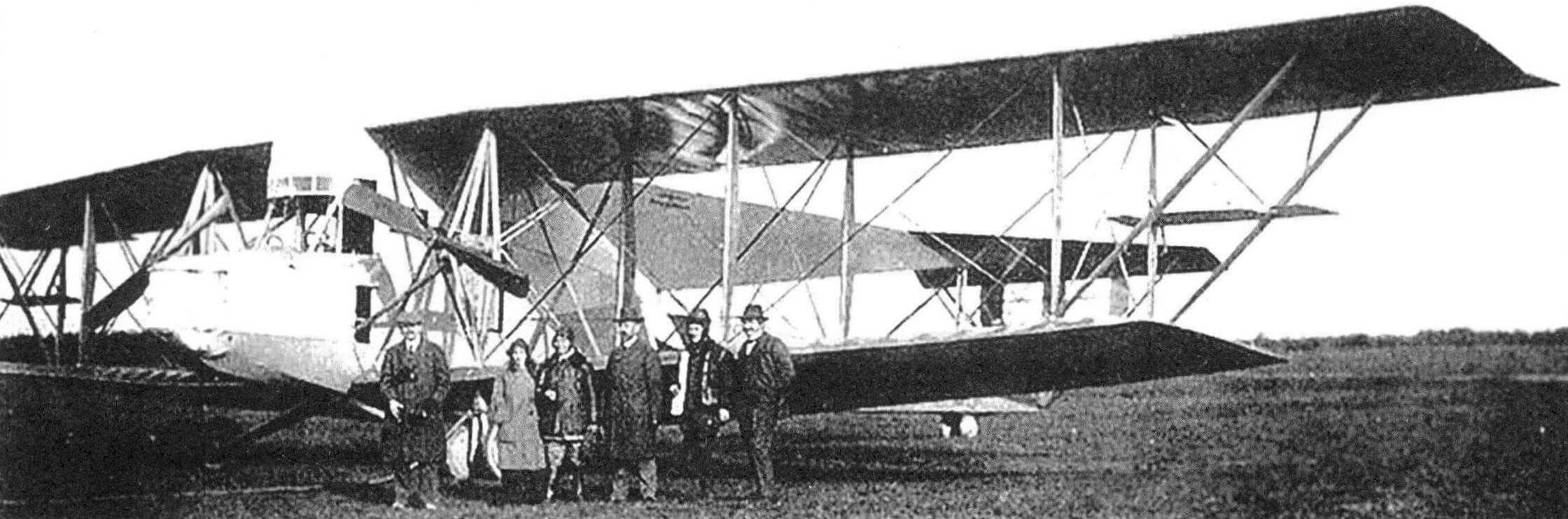 SSWR.I после первого вылета в Ноймюнстере, май 1915 года. Слева направо: Карл Фридрих фон Сименс, Франц Штеффен и его жена, доктор Вальтер Райхель, Бруно Штеффен и инженер Динслаге