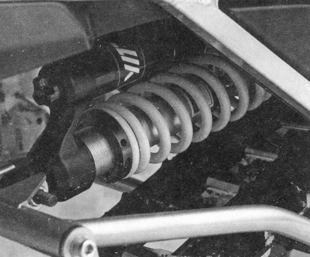 В качестве узла крепления штанги приводного вала к двигателю использована ножка стола диаметром 50 мм
