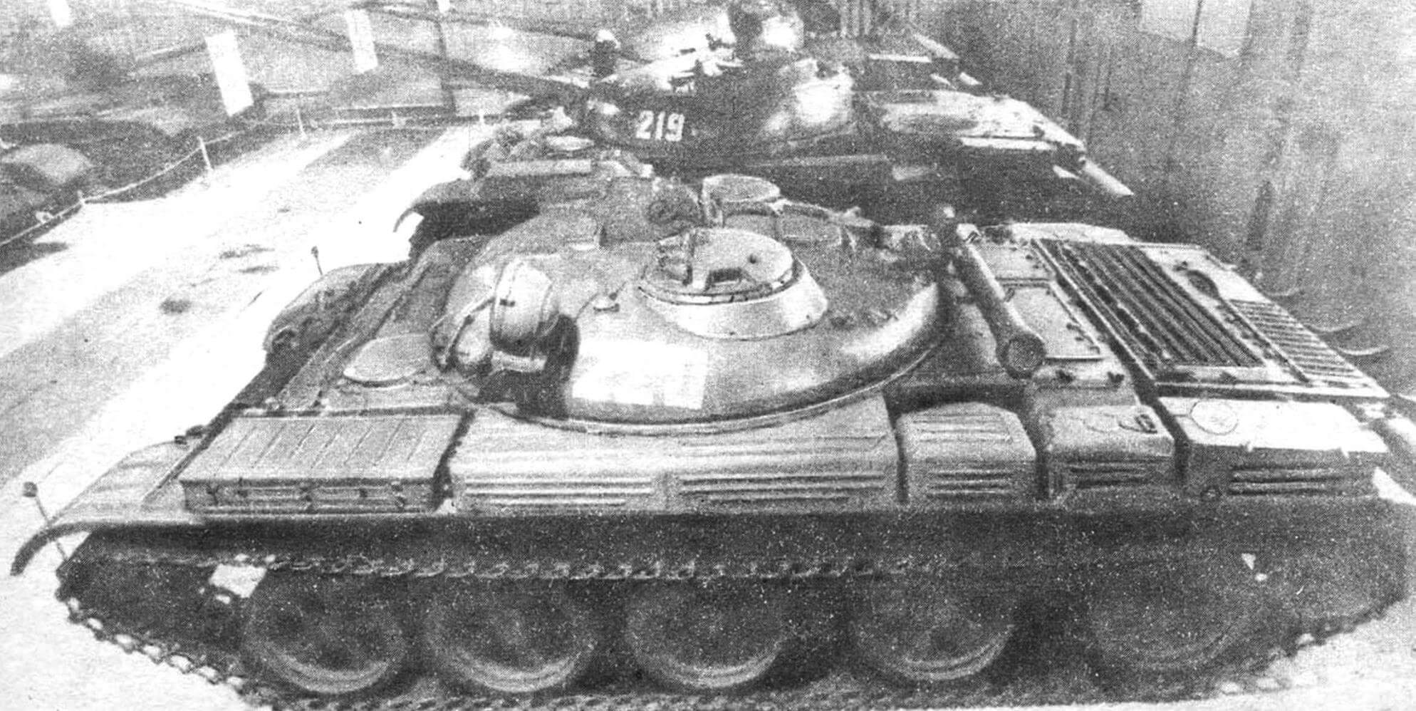 Истребитель танков ИТ-1. 1968 год. Создан в Нижнем Тагиле на базе танка Т-62. Выпущено несколько сот таких, вооруженных противотанковыми ракетами, боевых машин.