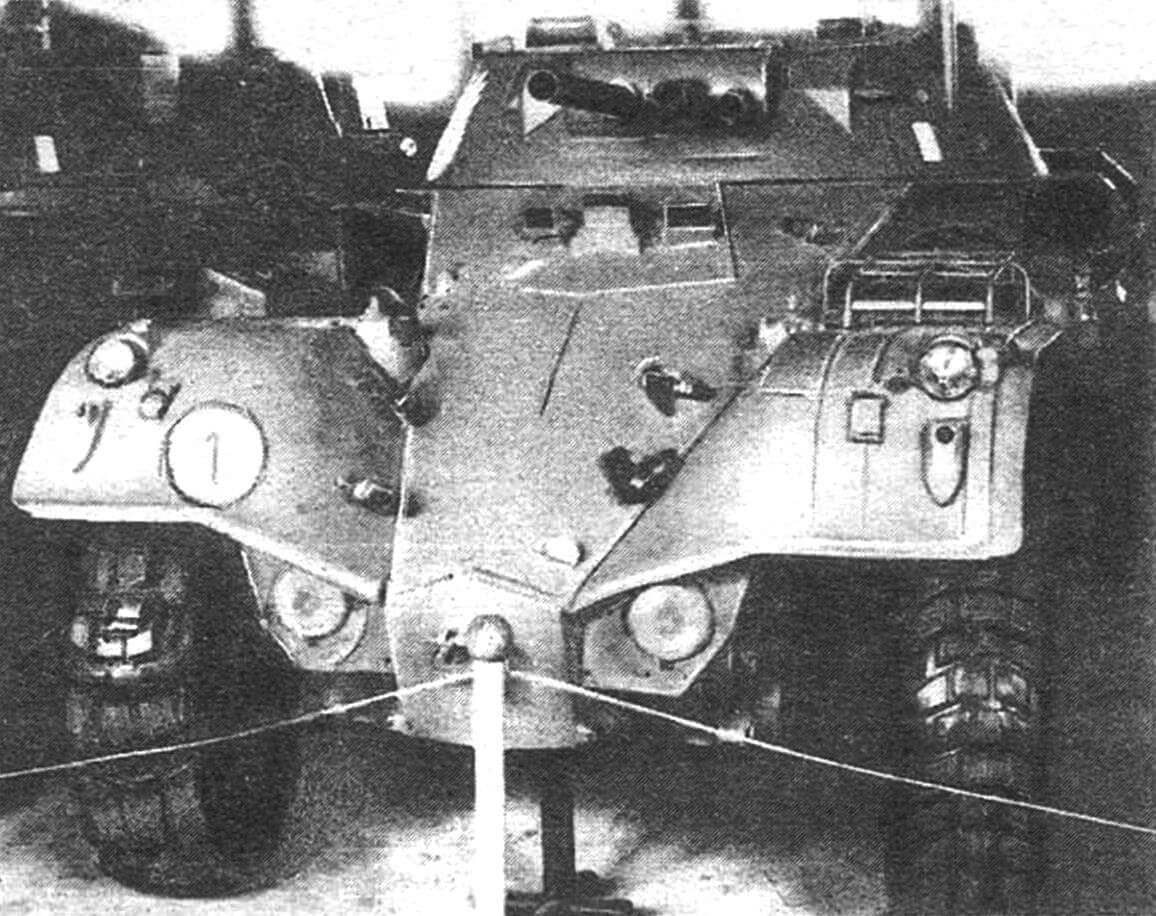 Французский бронеавтомобиль «Панар» AML-60.Доставлен в музей из Анголы.
