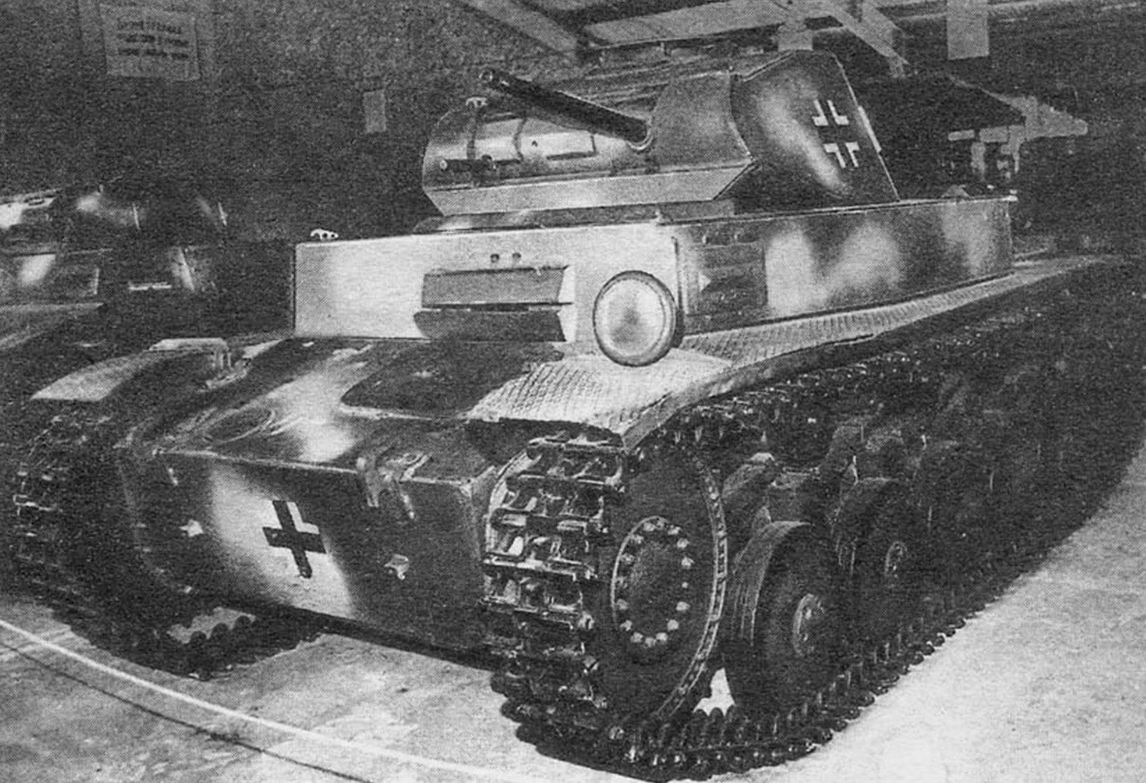 «Panzer IIF» — трофей Красной Армии. Камуфляжная окраска не имеет ничего общего с подлинной.