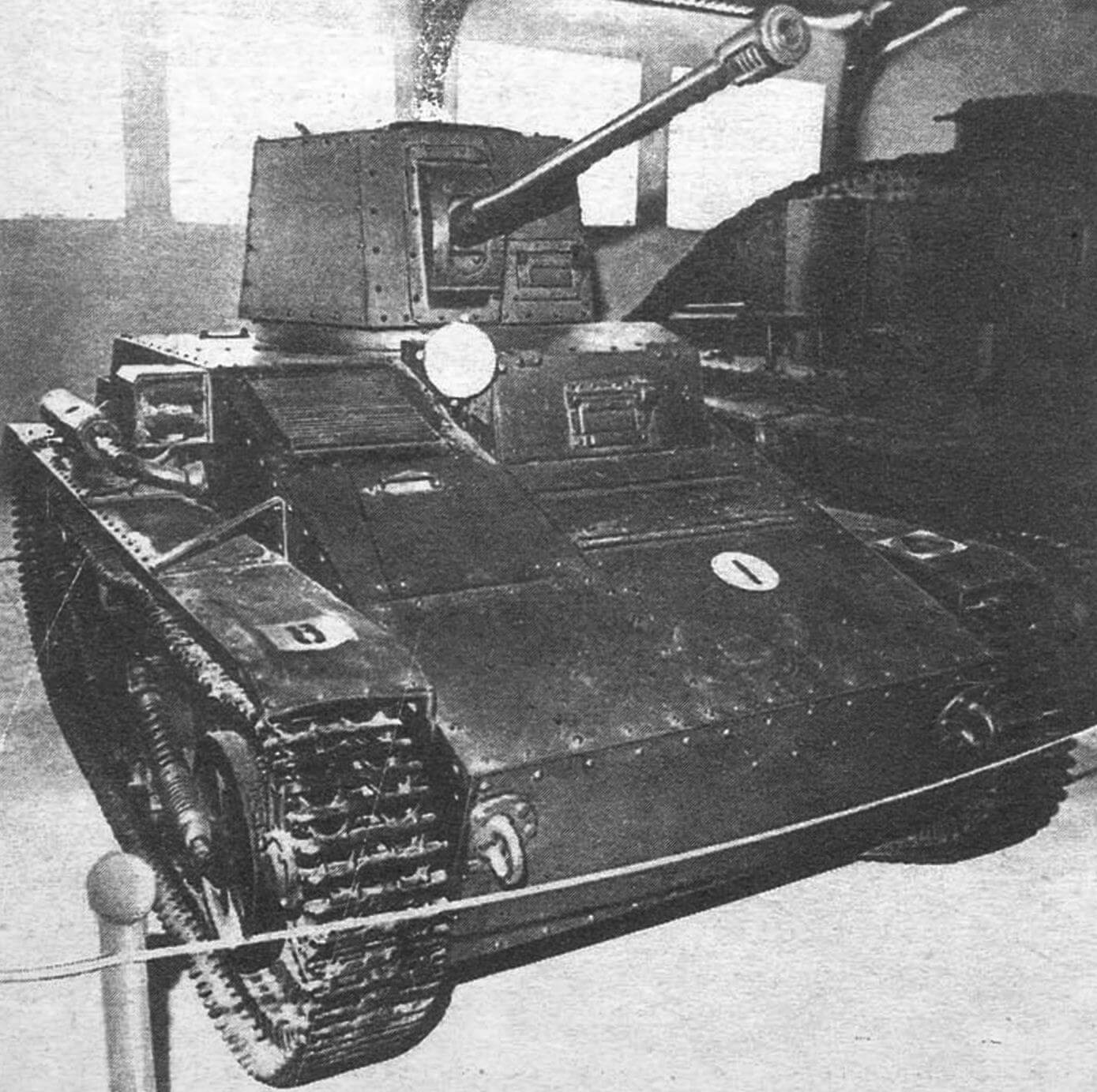 Легкий танк английской фирмы «Виккерс-Армстронг». Единственная машина этого типа, вооруженная 2-фунтовой (42-мм) пушкой в опытной башне. Состоял на вооружении армии Латвии. Оттуда, по-видимому, и попал в 1940 году в Кубинку.