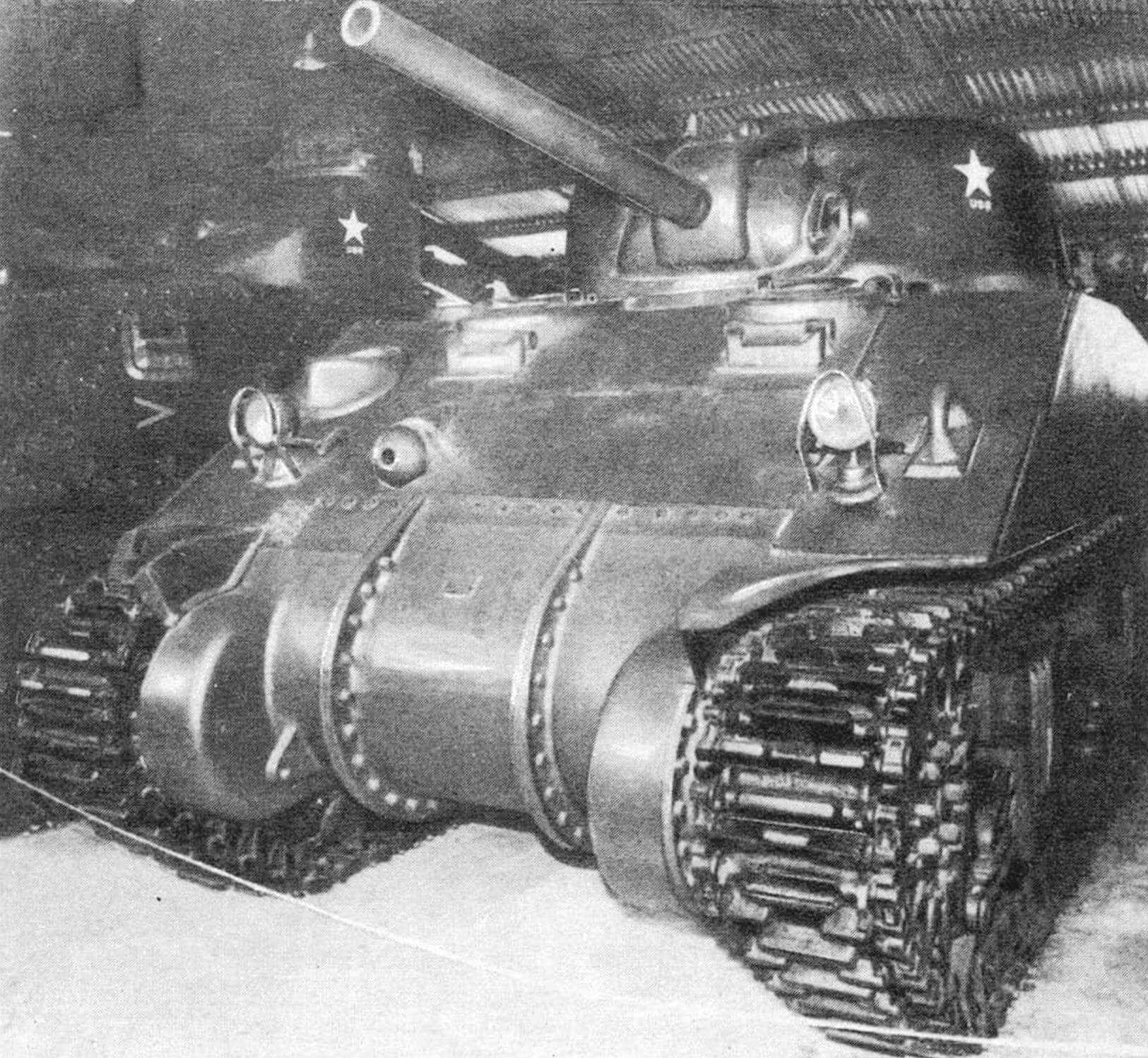 Американский средний танк М4А4 «Шерман». Две такие машины были доставлены в СССР во время Великой Отечественной войны и испытывались на НИБТПолигоне. В массовом порядке нам поставлялась по ленд-лизу другая модификация «Шермана» — М4А2.