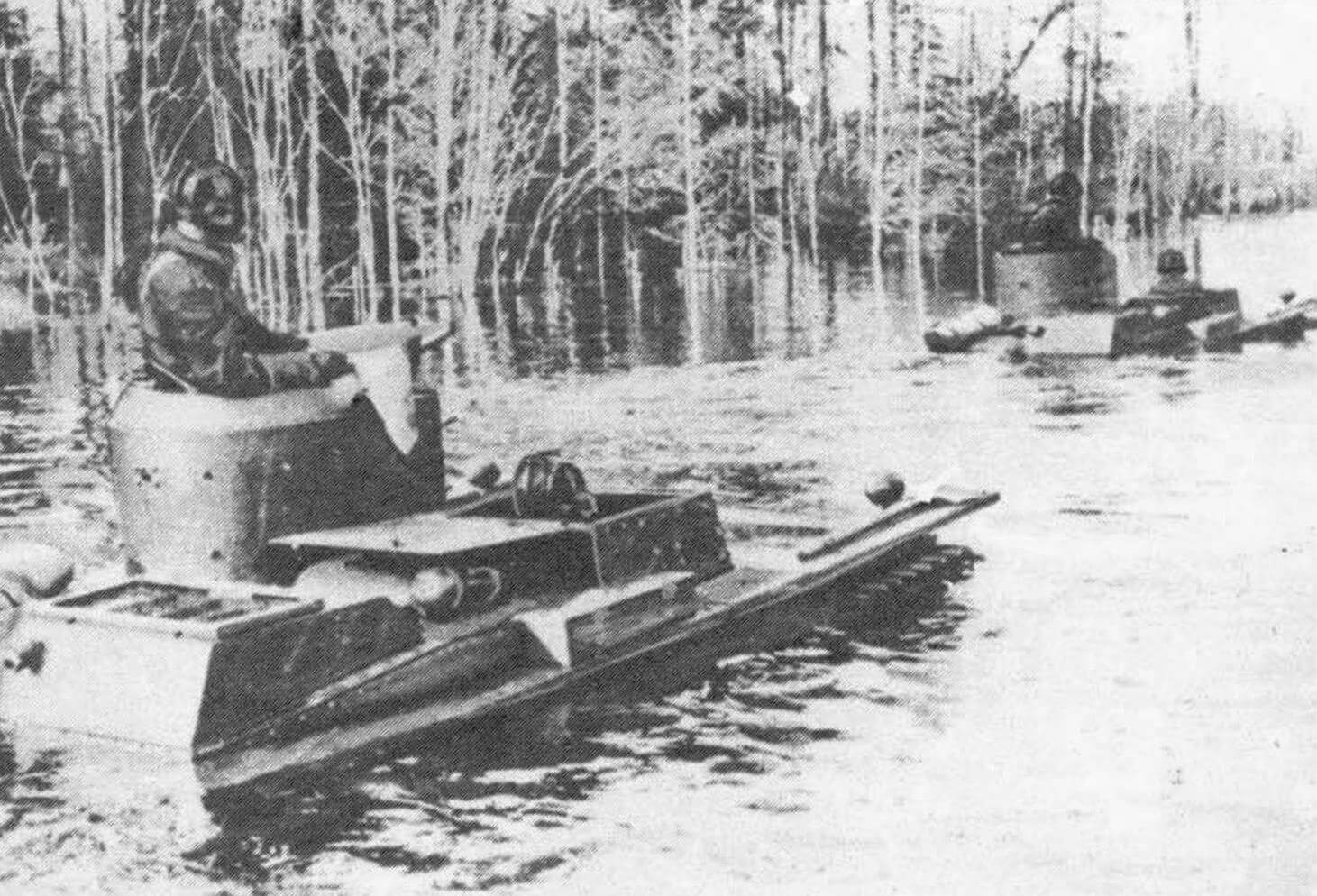 Танки Т-38 форсируют водную преграду. Весна 1941 г.