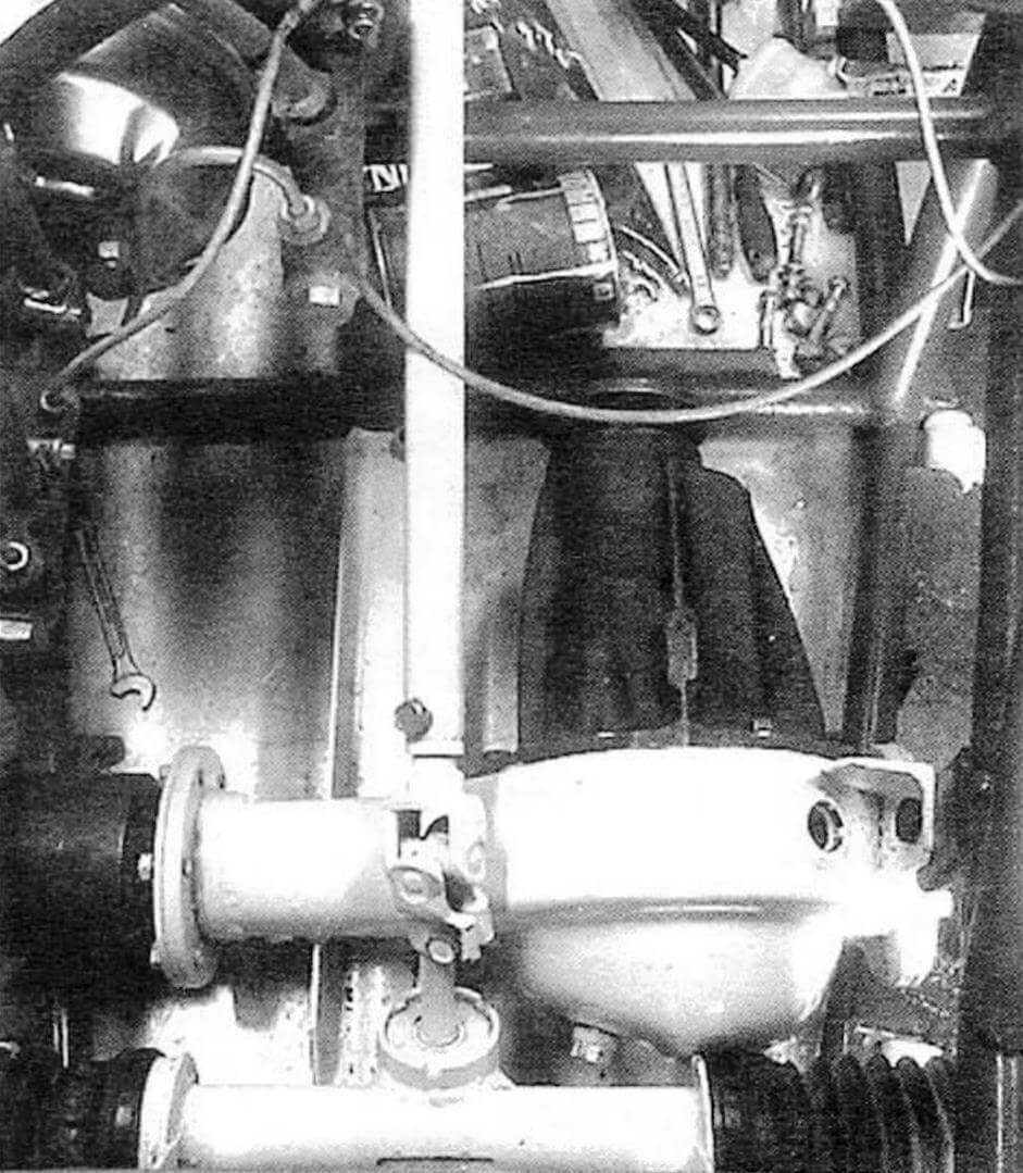 Фрагмент рулевого управления (карданный вал и рейка)