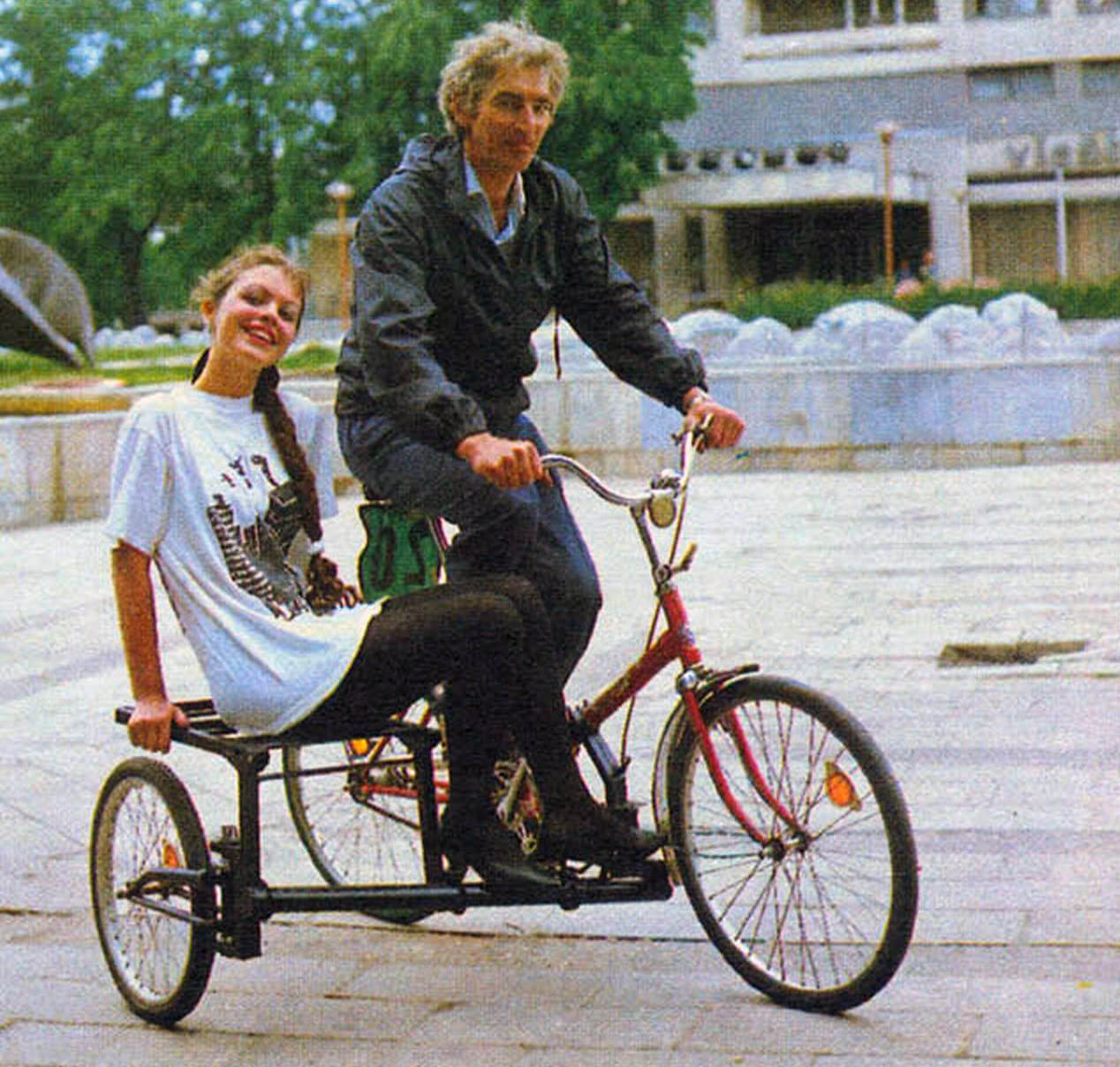 Обычный складной велосипед превращается в трехколесный веломобиль благодаря оригинальной «приставке», разработанной москвичом Игорем Грицаевым