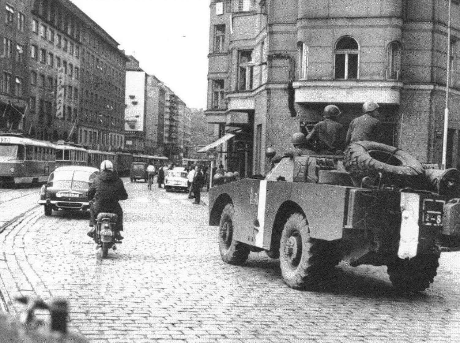 БРДМ Советской Армии на улице Праги. Август 1968 года