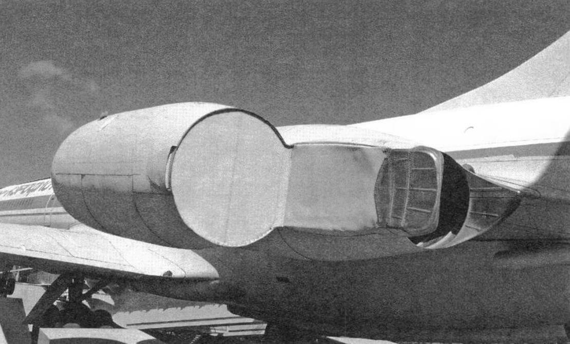 Реверс на все модификации Ил-62 устанавливался только на внешние двигатели