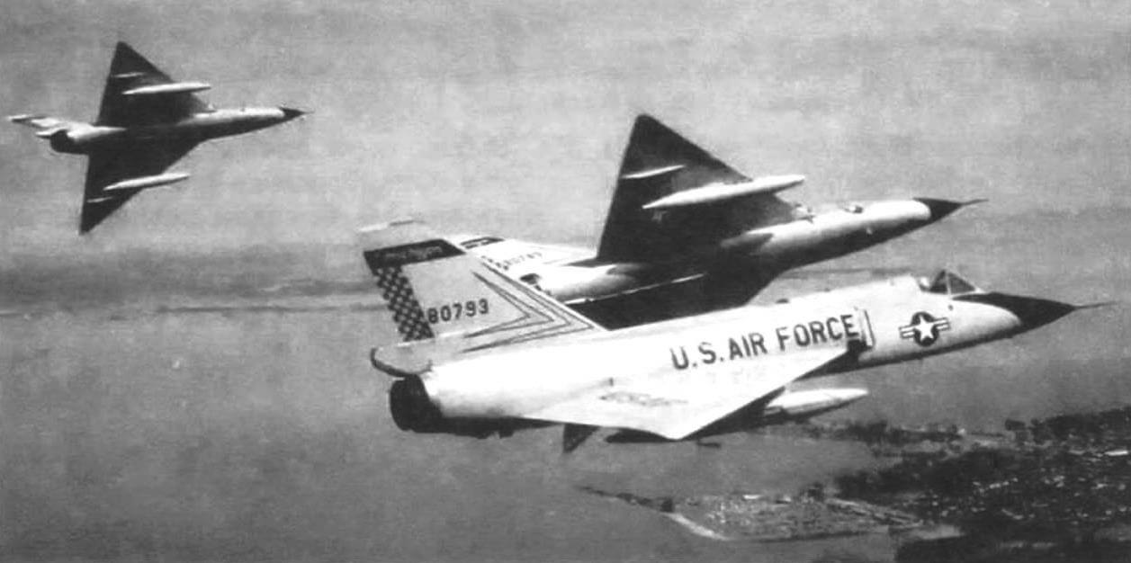 Звено перехватчиков F-106А из Национальной гвардии Мичигана в полете. Самолеты несут «сверхзвуковые» подвесные баки