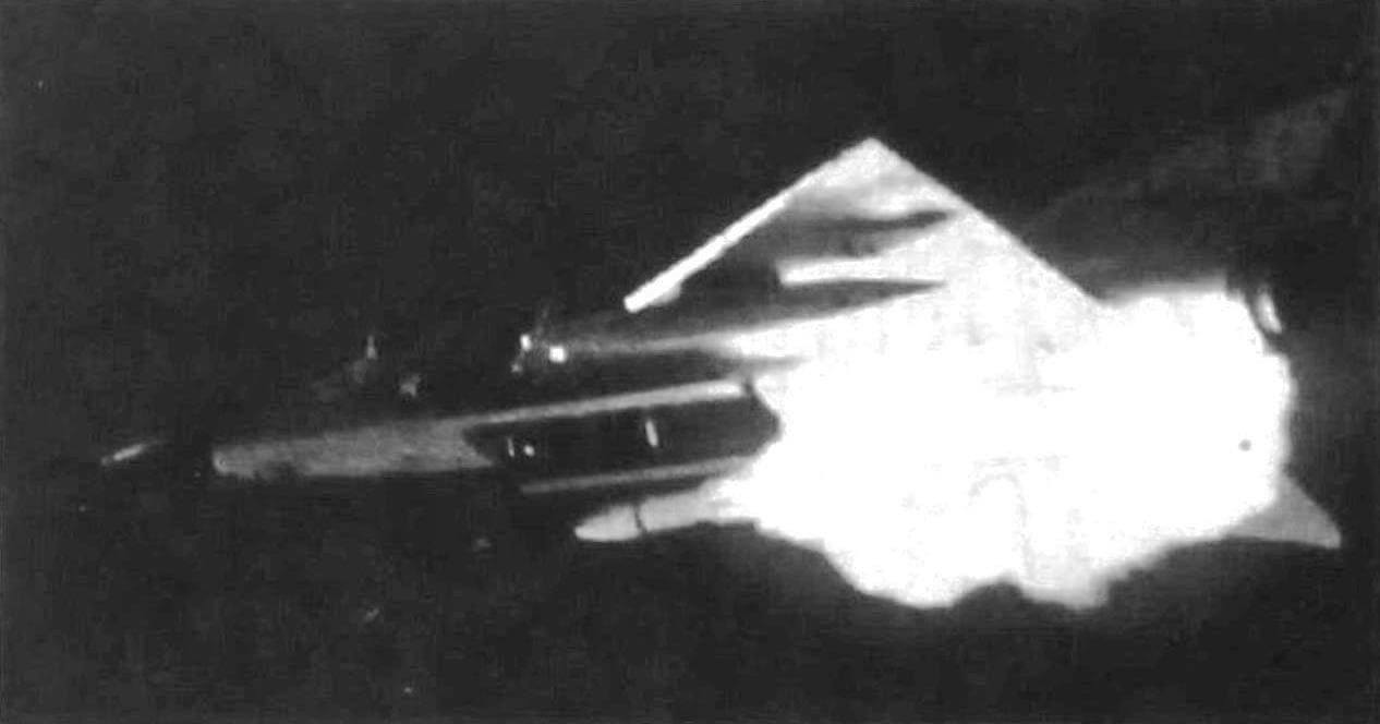 После сброса ракеты AIR-2 двигатель запускался на некотором расстоянии от самолета. Для запуска двигателя служил специальный шнур. Красный поясок вокруг корпуса ракеты означает, что у нее учебная боевая часть