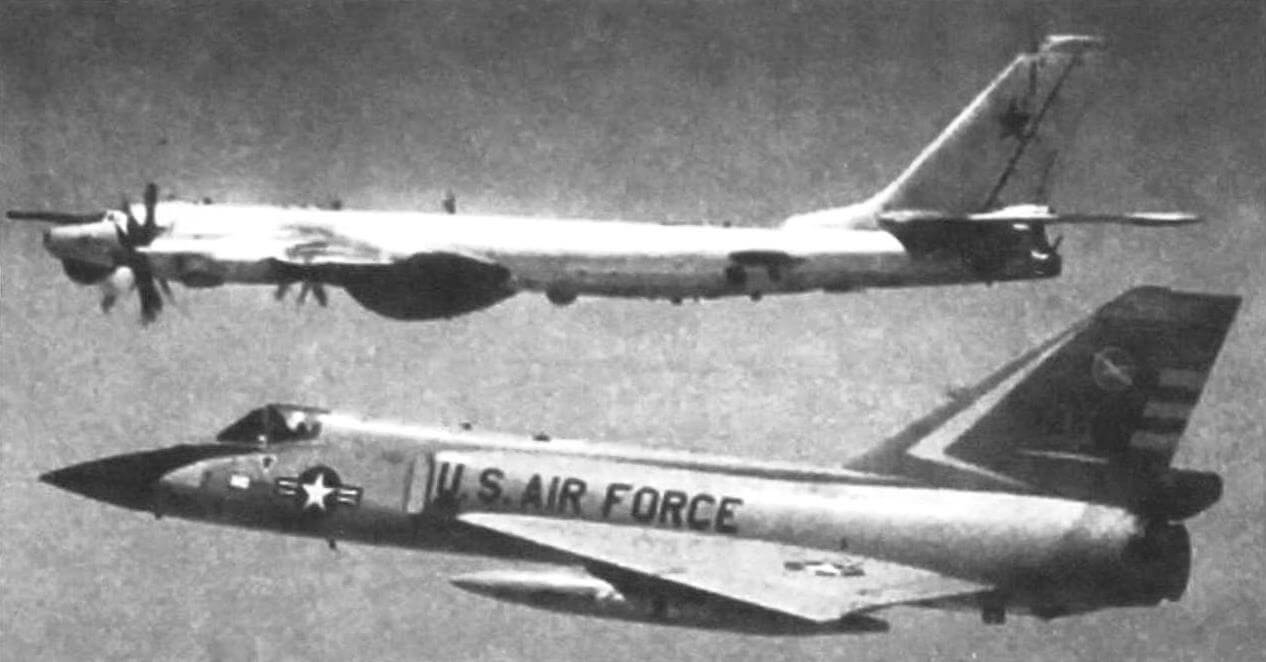 F-106 из 101-й эскадрильи. база Отис, Массачусетс, в 150 метрах от советского разведчика-целеуказателя Ту-95РЦ. Это второй перехват пары Ту-95, совершавших полеты с Кубы в апреле 1982 года