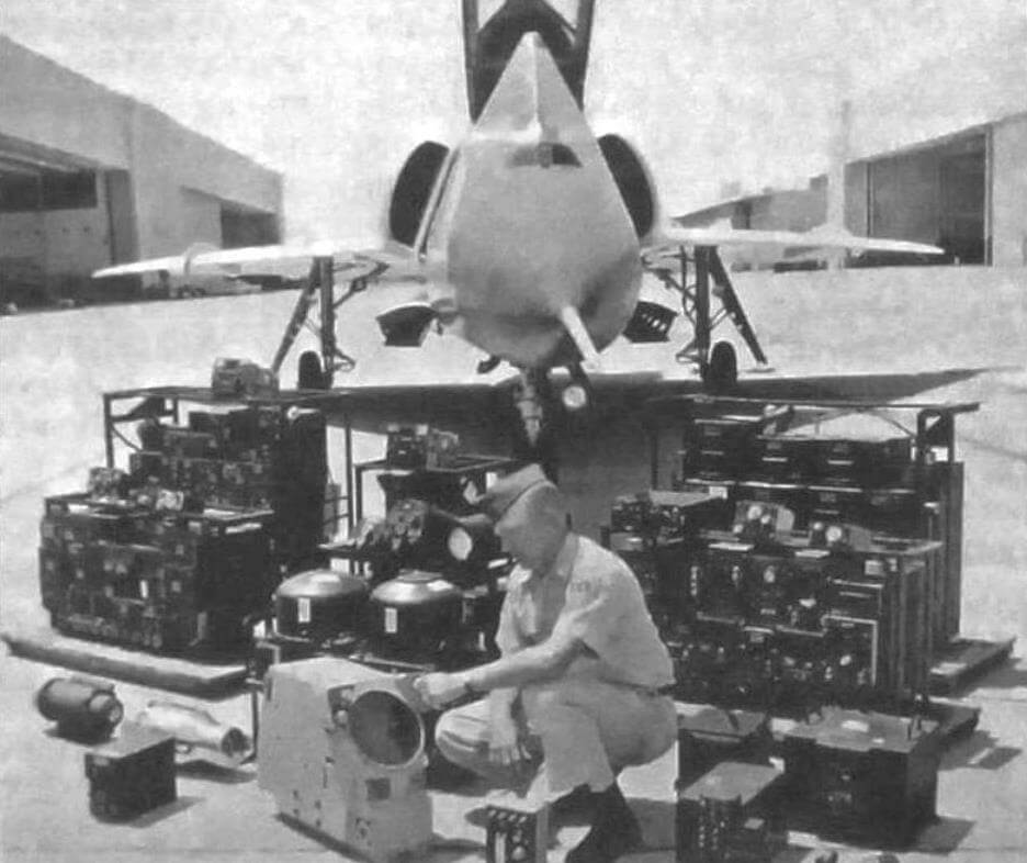 На фоне раннего варианта F-106 разложены ламповые блоки системы управления огнем Хьюз МА-1. Офицер указывает на экран тактической обстановки