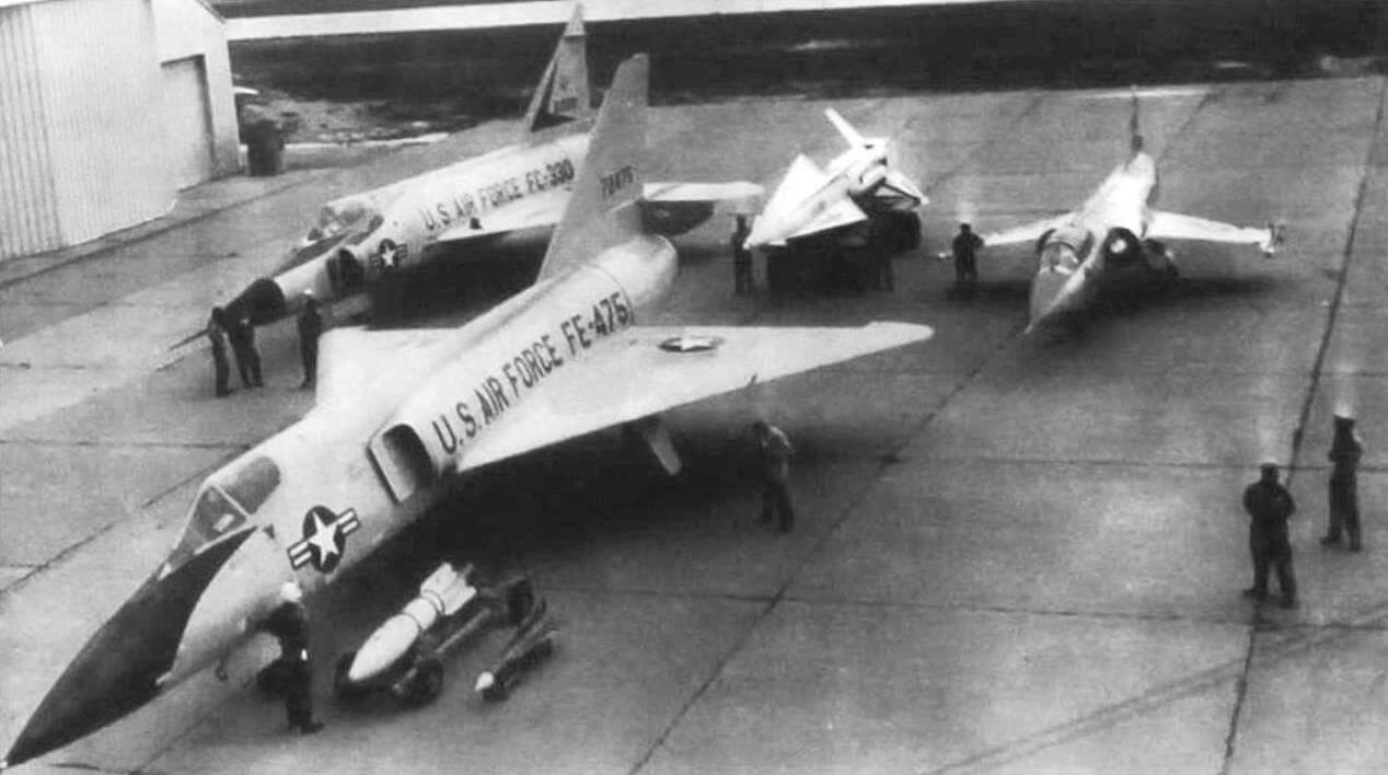 Техника, обеспечивавшая ПВО Северо-Американского континента: впереди F-106А из 539-й эскадрильи, база ВВС США Мак-Гайр; сзади F-102А, зенитная ракета Nike-Hercules и истребитель F-104А (из-за малого радиуса действия и слабого вооружения был вскоре выведен из состава NORAD)
