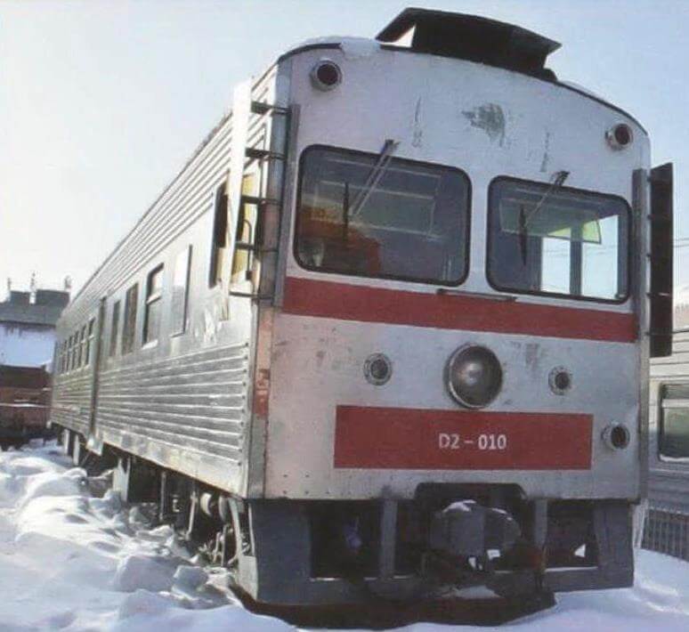 4. Головной вагон японского дизель-поезда D2. Такие поезда эксплуатировались на Сахалине с 1987 по 2019 год. Особенностью дизель-поезда является то, что он изготовлен из неокрашенных листов нержавеющей стали.