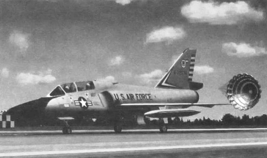 Двухместный учебно-боевой перехватчик F-106В на посадке