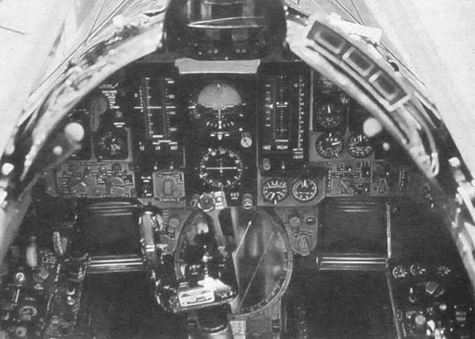 Приборная панель позднего образца. По сторонам от авиагоризонта и компаса - приборы с ленточными циферблатами. Такая конструкция приборной доски применялась на F-106А и в передней кабине F-106В