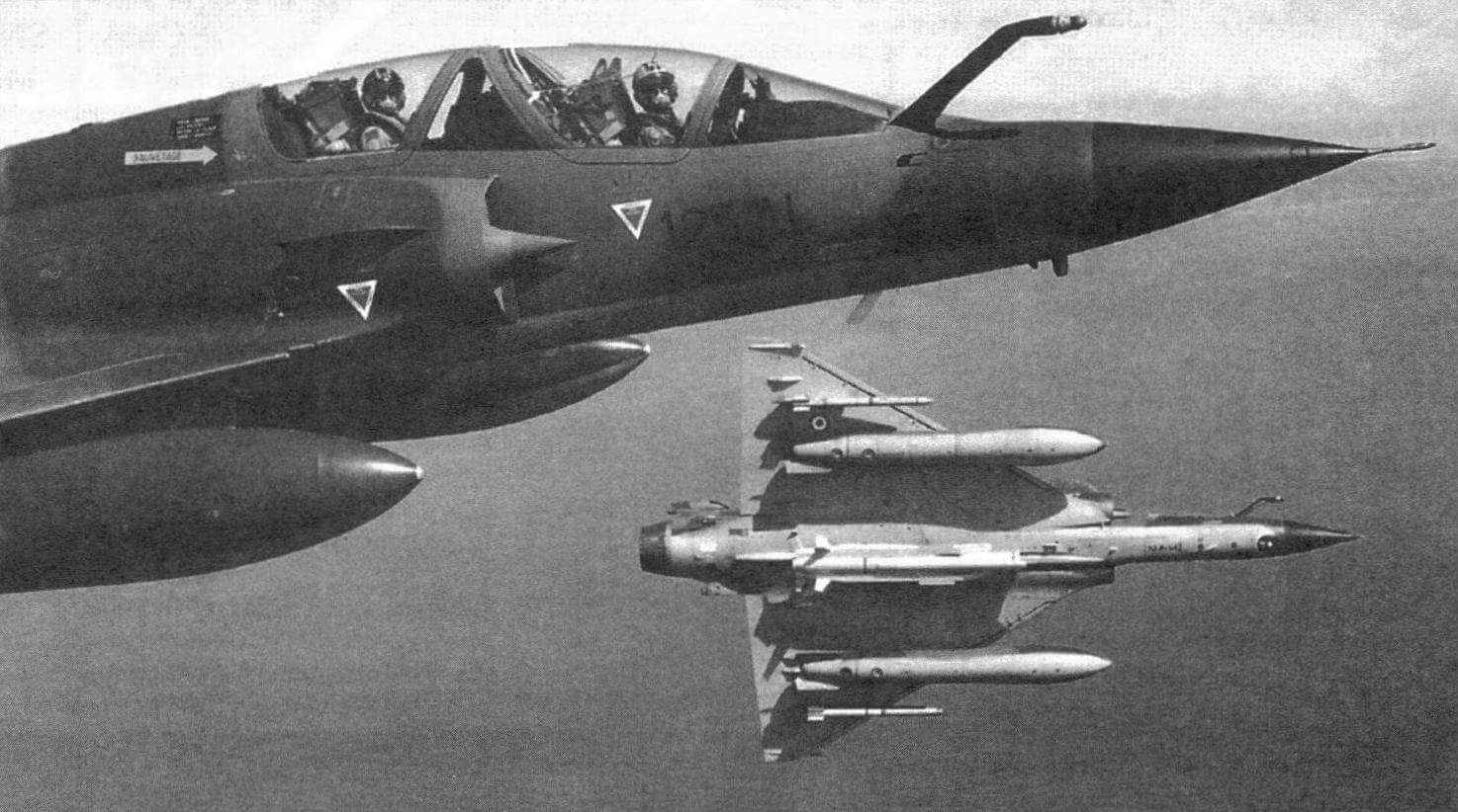 Два истребителя-бомбардировщика Mirage 2000N эскадрильи ЕС 2/4 «Лафайет» с подвешенными учебными ракетами ASMP под фюзеляжем, ракетами «воздух-воздух» Magic 2 и дополнительными топливными баками под крылом