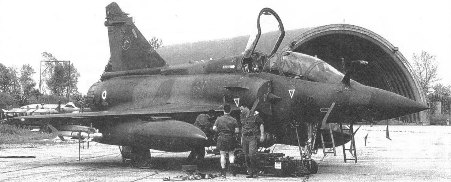 Наземный экипаж Mirage 2000D из эскадрильи ЕК 2/3 готовит самолет на базе Истрана для бомбардировок Югославии. Для самообороны самолет несет ракеты Magic 2