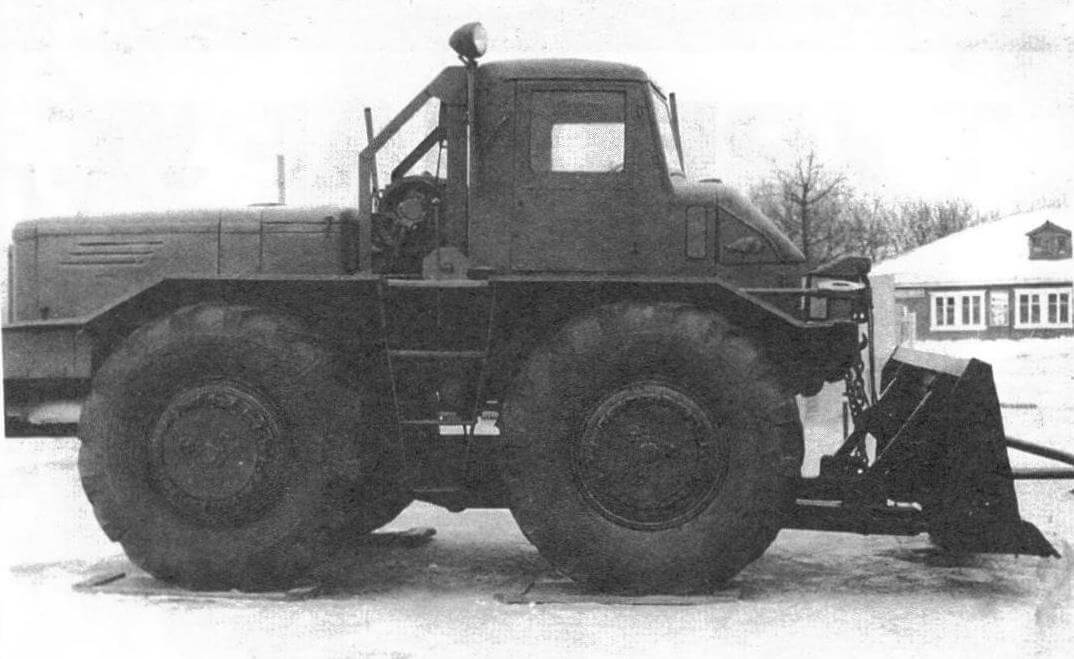 МАЗ-528 с бульдозерным отвалом