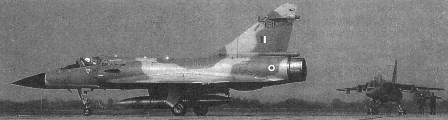 Индийский Mirage 2000 взлетает из Гвалиора во время тренировки, а за ним - Jaguar