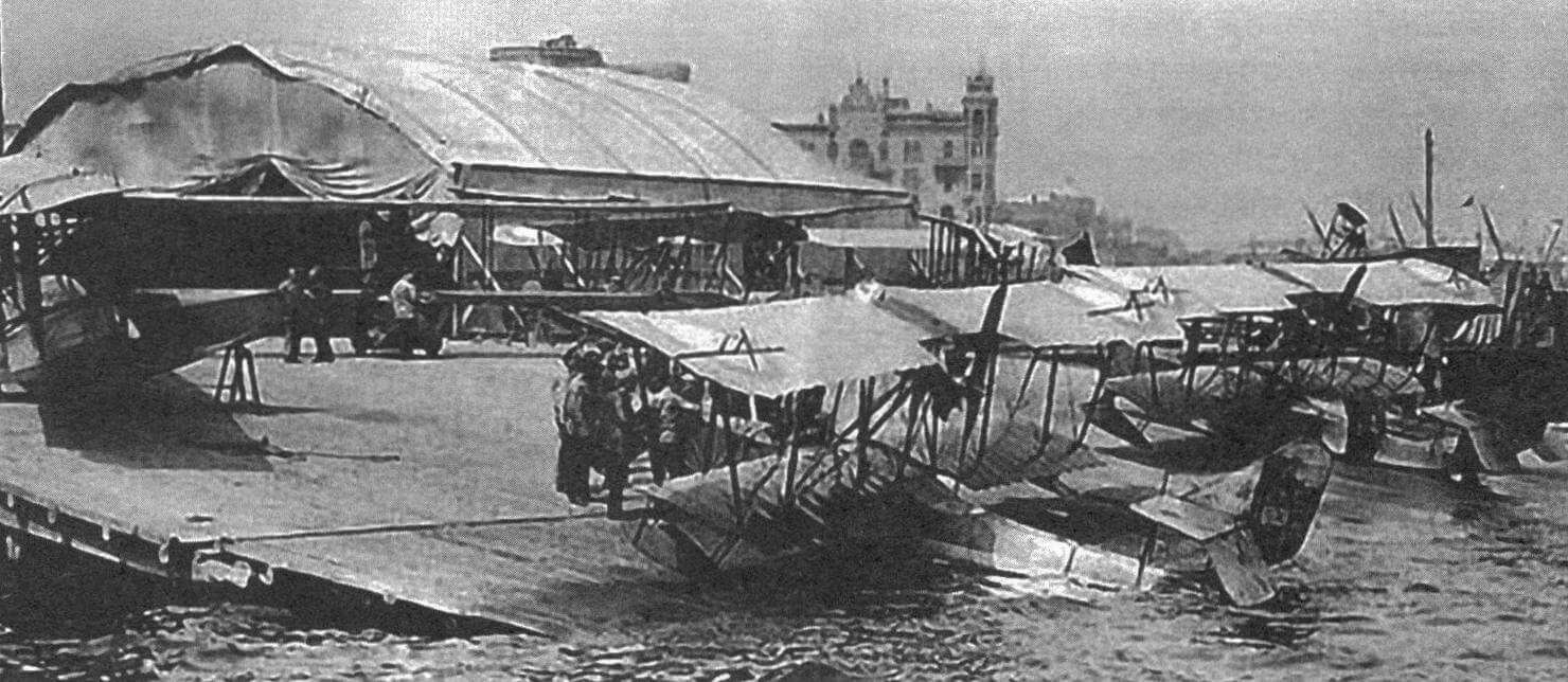 Будни БОШМА, 1915 год. На слипе учебные летающие лодки М-5