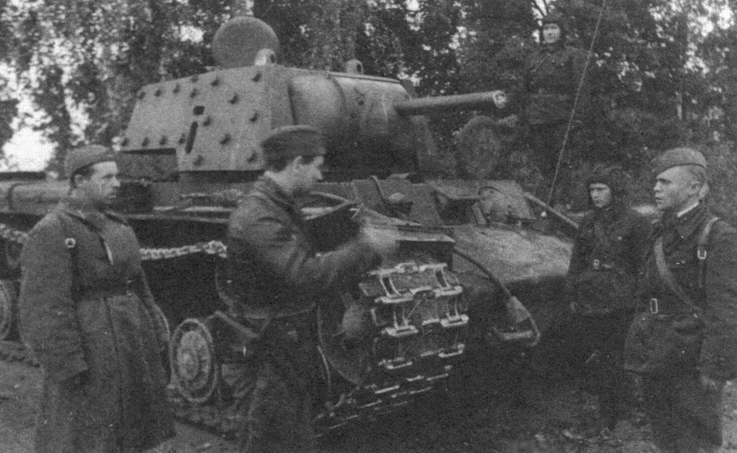 Экипаж экранированного танка КВ-1 получает боевую задачу. Северо-Западный фронт, 1941 год