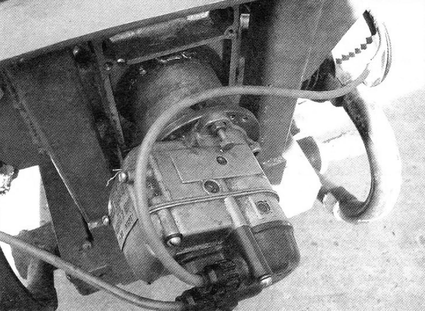 Магнето (закреплено на картере двигателя через барабан-переходник) с приводом от распредвала