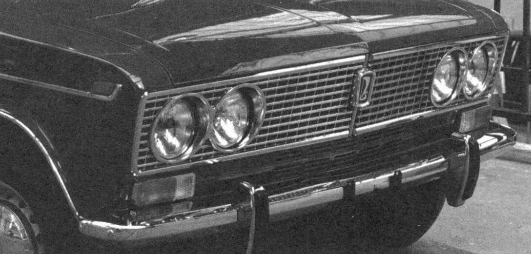 На автомобилях 1973-1974 года на передней панели появилось25 мелких прорезей