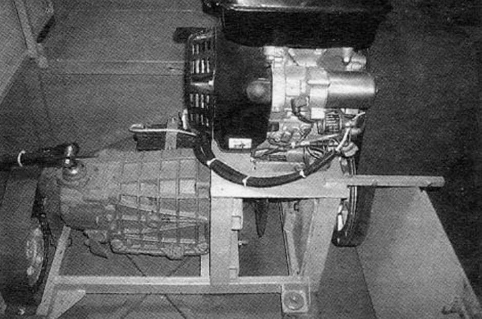 Силовой блок вездехода: на мотоподрамнике-двигатель; под ним - трансмиссионный тормоз; справа - вариатор; слева - коробка перемены передач и цепная передача