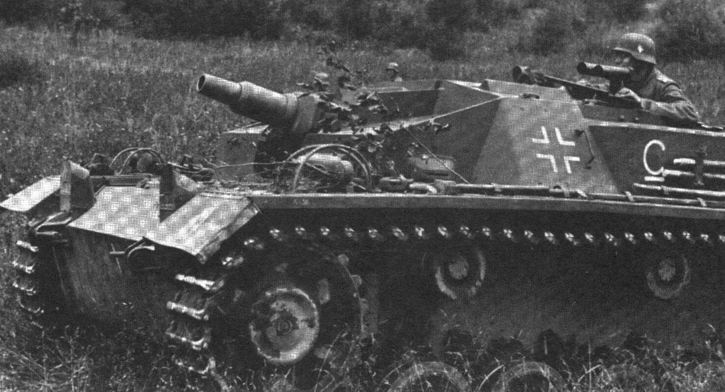 StuG III Ausf.D. Хорошо видны головка перископического прицела и стереотруба, установленная в открытом командирском люке