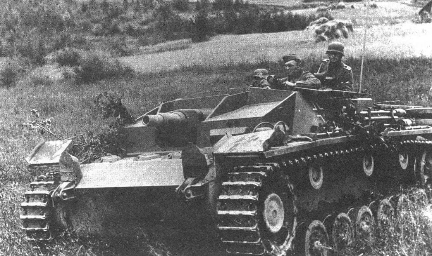 Штурмовое орудие Ausf.C/D в бою. Восточный фронт, район Смоленска, лето 1941 года