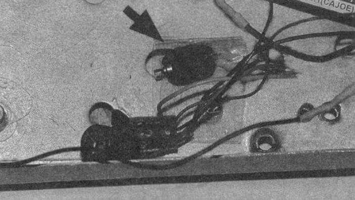 Установка вибромотора М1 и платы транзисторного ключа в корпус прибора