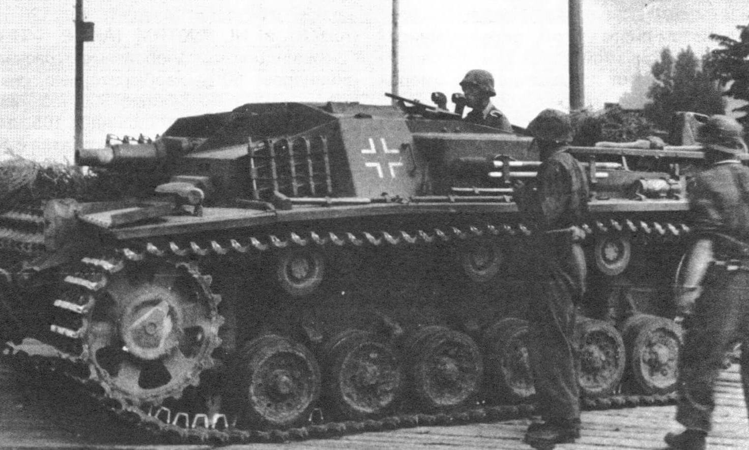 Штурмовое орудие StuG III Ausf.C дивизии СС «Лейбштандарт СС Адольф Гитлер» на окраине г. Мариуполь, октябрь 1941 года