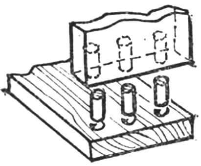 Рис. 3. Соединение нескладывающихся панелей из древесностружечных плит — с помощью вставных круглых шипов на клею.