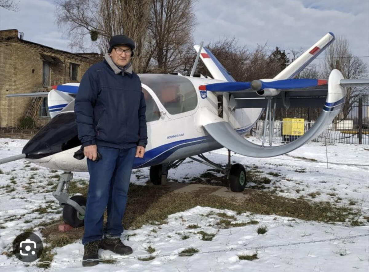Ведущий конструктор Н. А. Орлов возле опытного самолета «Изделие 181»