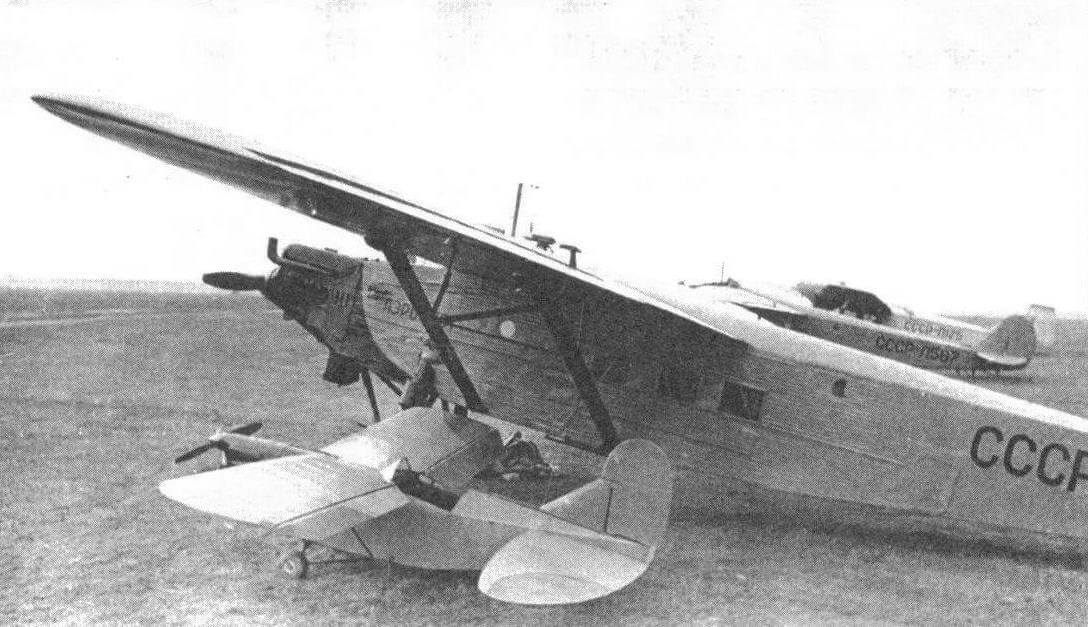 «Октябренок» под крылом самолета К-5 перед авиапарадом