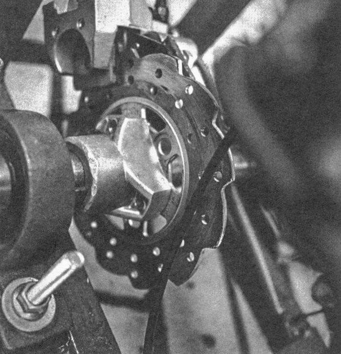На тарабайке (версии 1) - тормозной суппорт и тормозной дискот скутера, в качестве тормозной ступицы - задняя колесная ступица