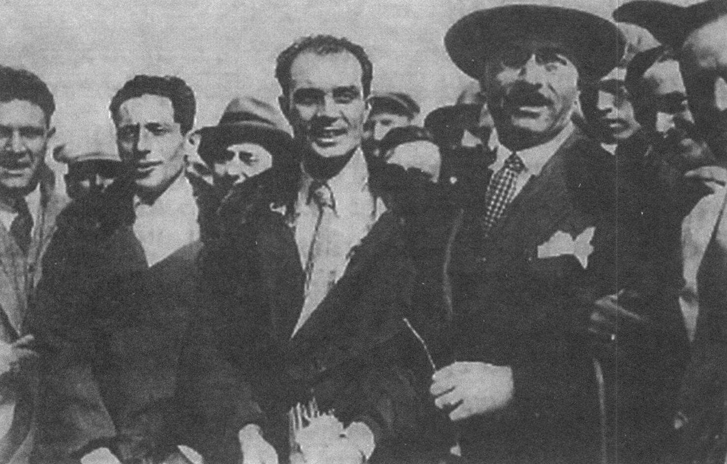 Карло дель Прете, Артуро Феррарин и Алессандро Маркетти (в шляпе) после завершения рекордного полета 3 июня 1928 года