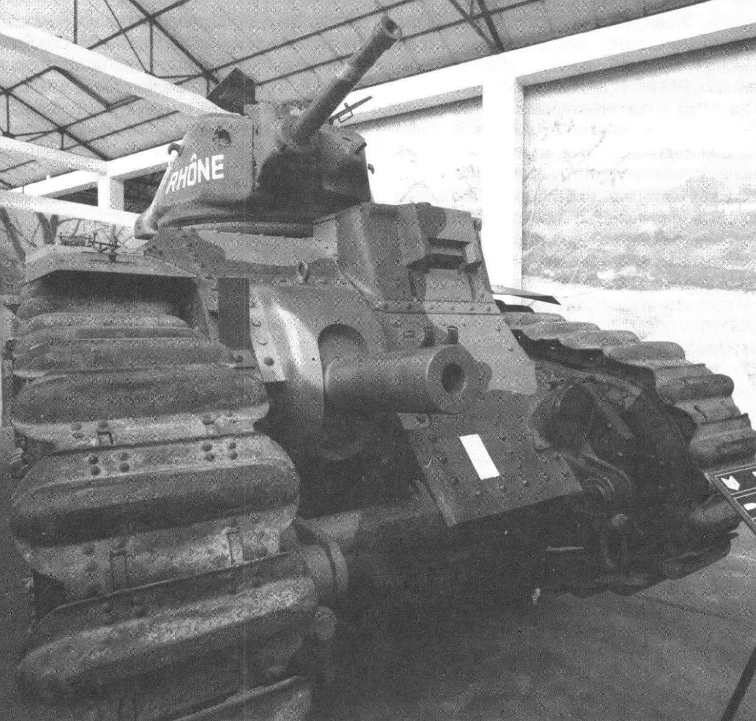 Танк B1bis из коллекции танкового музея в Самюре. Хорошо видны конструкция гусеницы и установка 75-мм пушки
