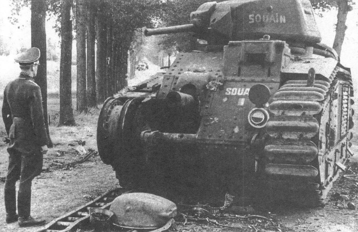 Немецкий офицер осматривает подбитый танк B1bis. Перед машиной лежит сорванная внутренним взрывом командирская башенка
