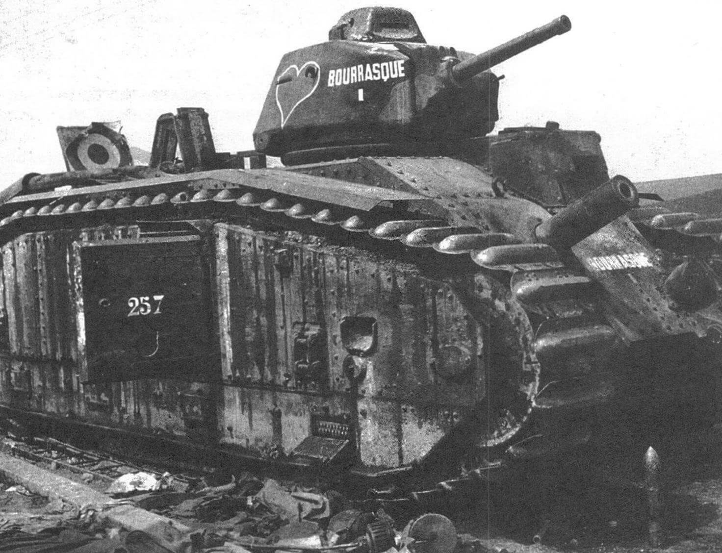 Подбитый B1bis из состава 15-го танкового батальона 2-й танковой дивизии. Район Монкорне, 17 мая 1940 года