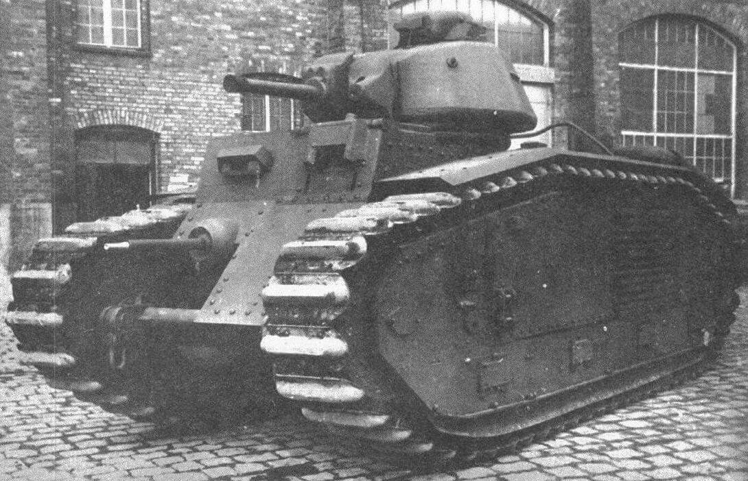 Один из прототипов огнеметного танка В2 (FI) во дворе фирмы Wegmann